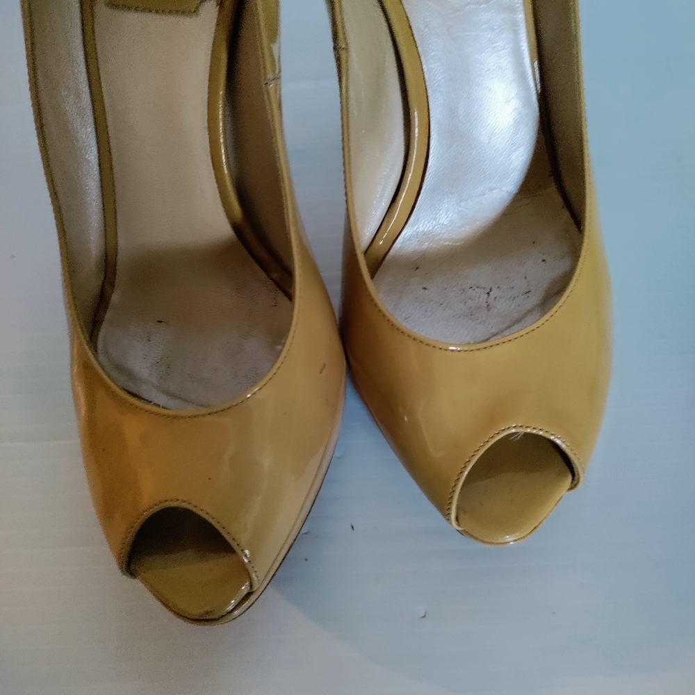 DIOR BEIGE PATENT LEATHER PEEP TOE PUMPS size 36 - Picture 7 of 10